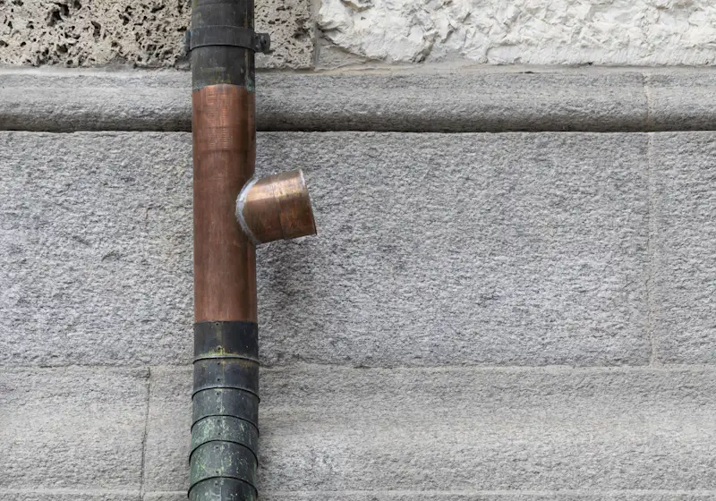 Copper water pipe on an exterior wall – leak detection and burst pipe repair in London